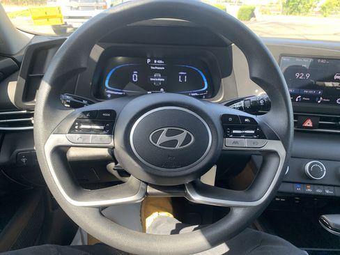 Used 2025 Hyundai Elantra SE FWD image 16