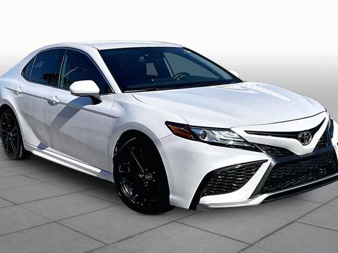 Used 2021 Toyota Camry XSE FWD image 3