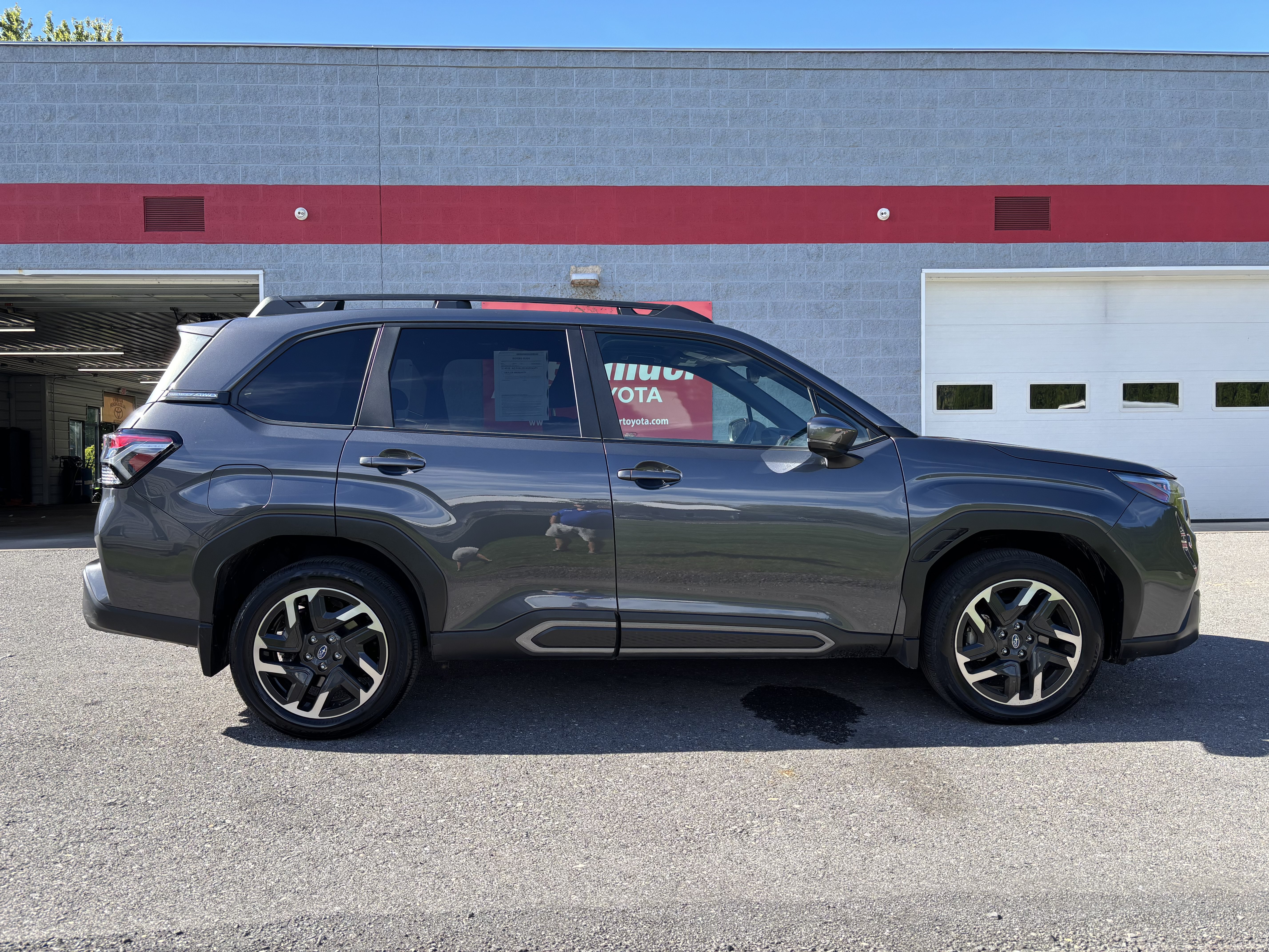 Used 2025 Subaru Forester Limited AWD/4WD image 2