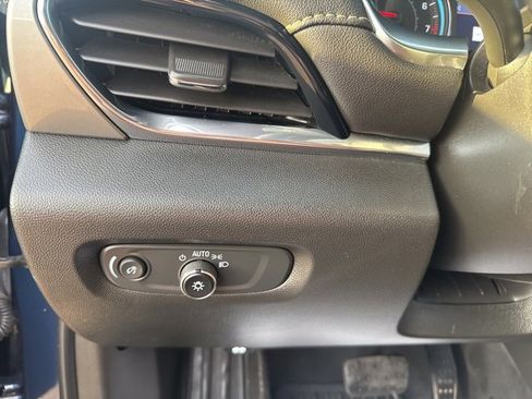 Used 2023 Chevrolet Traverse LT w/ LT Premium Package image 19