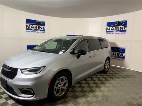 Used 2024 Chrysler Pacifica Limited image 6