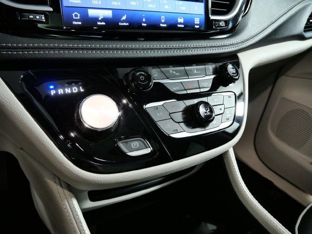 Used 2023 Chrysler Pacifica Limited FWD image 22