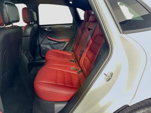 Certified 2025 Porsche Macan AWD/4WD image 24