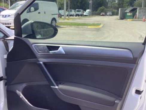 Used 2018 Volkswagen Golf S image 29