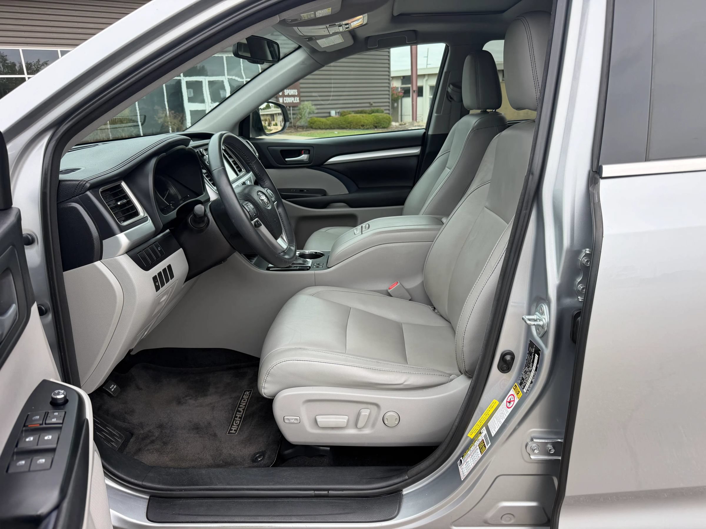 Used 2016 Toyota Highlander XLE FWD image 2