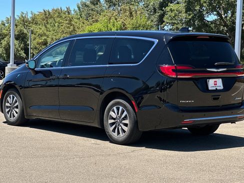 Used 2024 Chrysler Pacifica Limited FWD image 6