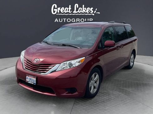 Used 2017 Toyota Sienna LE FWD image 1