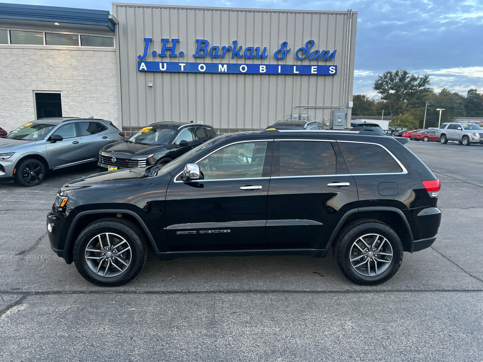 Used 2017 Jeep Grand Cherokee Limited w/ Luxury Group II AWD/4WD image 4