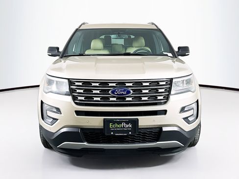 Used 2017 Ford Explorer XLT w/ Equipment Group 202A image 2