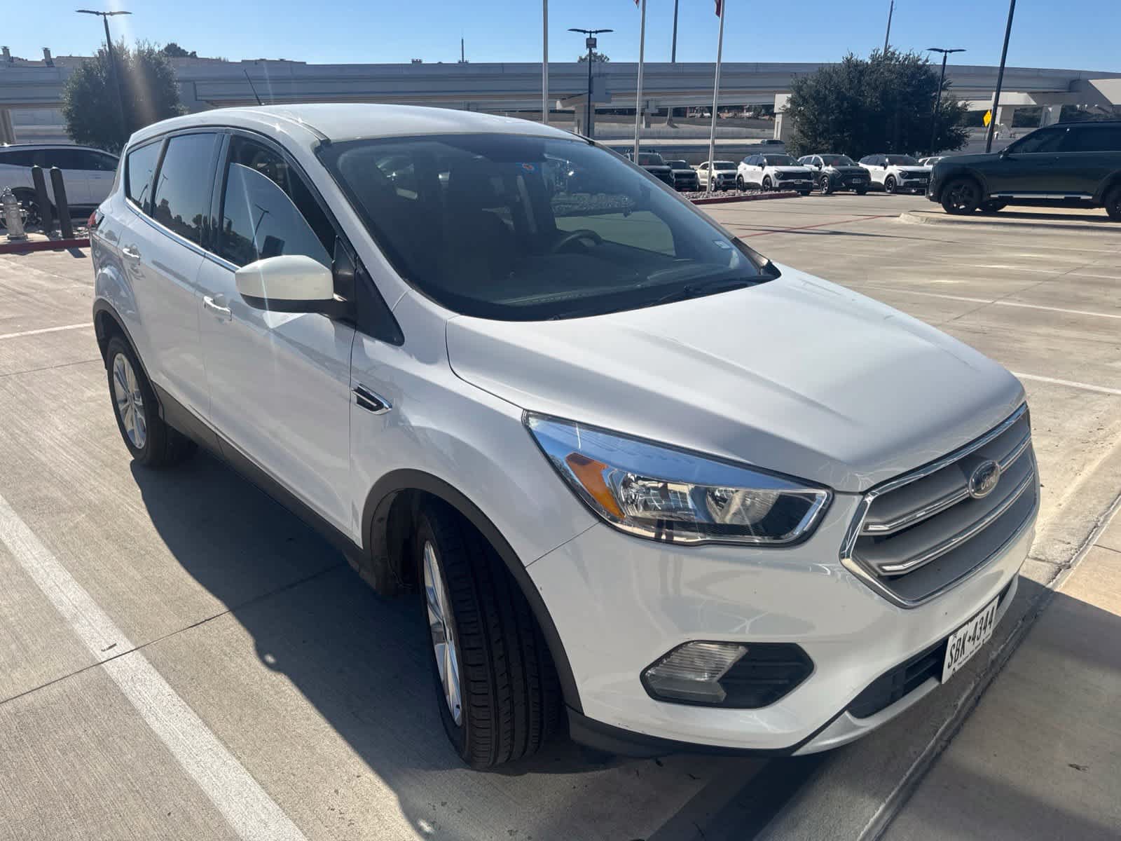 Used 2019 Ford Escape SE FWD image 3