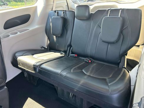 Used 2024 Chrysler Pacifica Touring-L FWD image 22