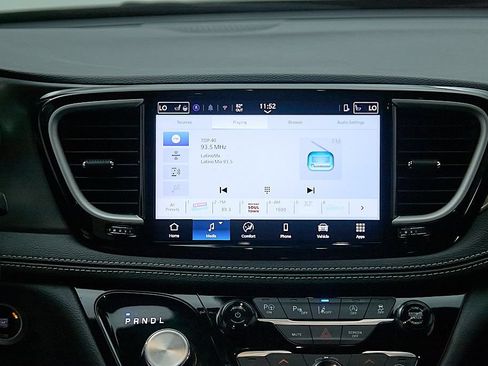 Used 2025 Chrysler Pacifica Select AWD/4WD image 24