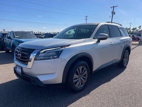 Certified 2025 Nissan Pathfinder SV FWD image 3