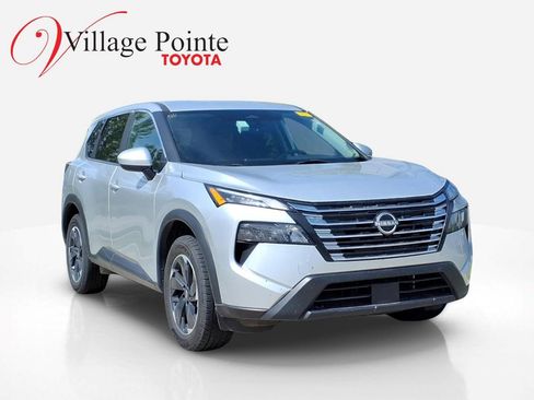 Used 2024 Nissan Rogue SV AWD/4WD image 3
