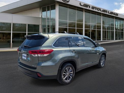 Used 2019 Toyota Highlander XLE AWD/4WD image 3