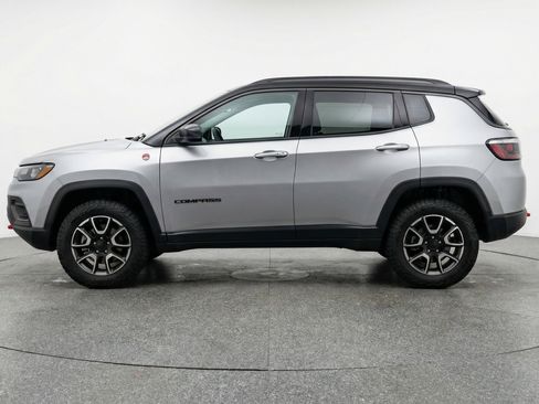 Used 2025 Jeep Compass Trailhawk image 5