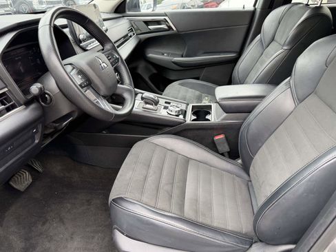 Used 2024 Mitsubishi Outlander FWD image 14