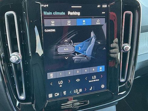 Certified 2025 Volvo XC40 B5 Plus AWD/4WD image 25