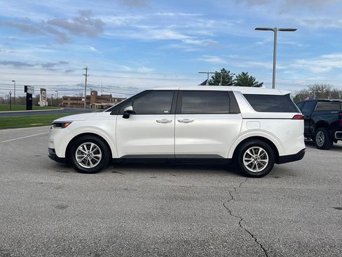 Used 2022 Kia Carnival LX FWD image 2