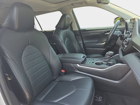 Used 2021 Toyota Highlander XLE AWD/4WD image 10