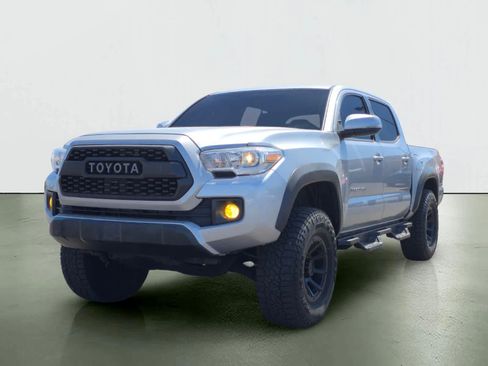 Used 2017 Toyota Tacoma TRD Off-Road AWD/4WD image 2