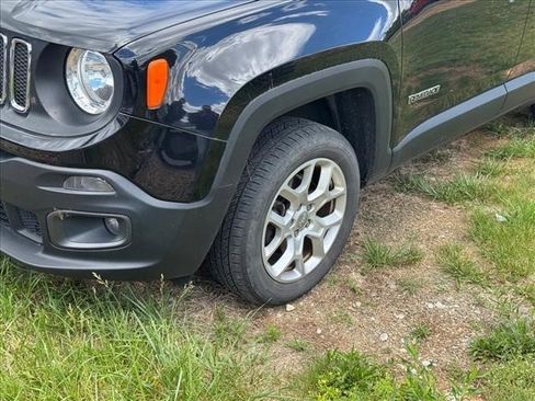 Used 2018 Jeep Renegade Latitude w/ Popular Equipment Group AWD/4WD image 5