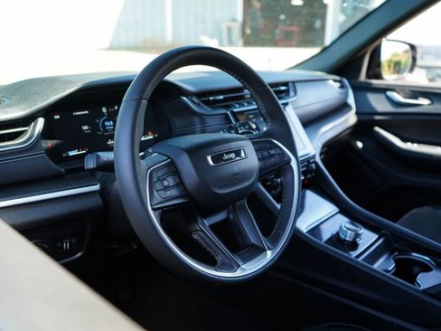 Used 2024 Jeep Grand Cherokee Altitude AWD/4WD image 6