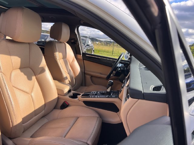 Used 2019 Porsche Macan AWD/4WD image 30