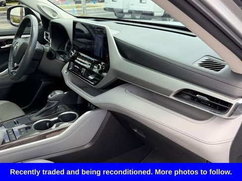 Used 2022 Toyota Highlander Platinum FWD image 18