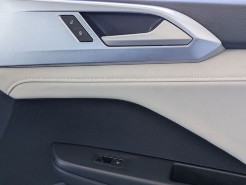 Used 2025 Volkswagen Taos SE image 33