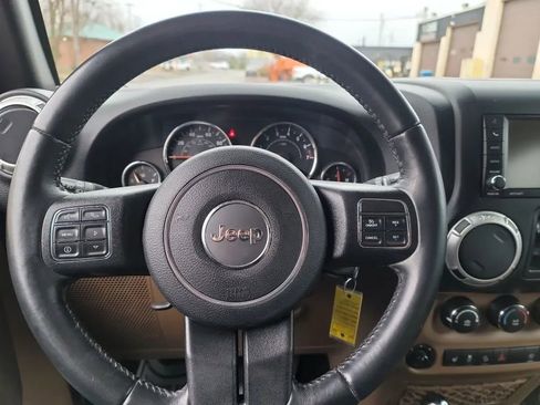 Used 2017 Jeep Wrangler Unlimited Rubicon w/ Connectivity Group AWD/4WD image 13