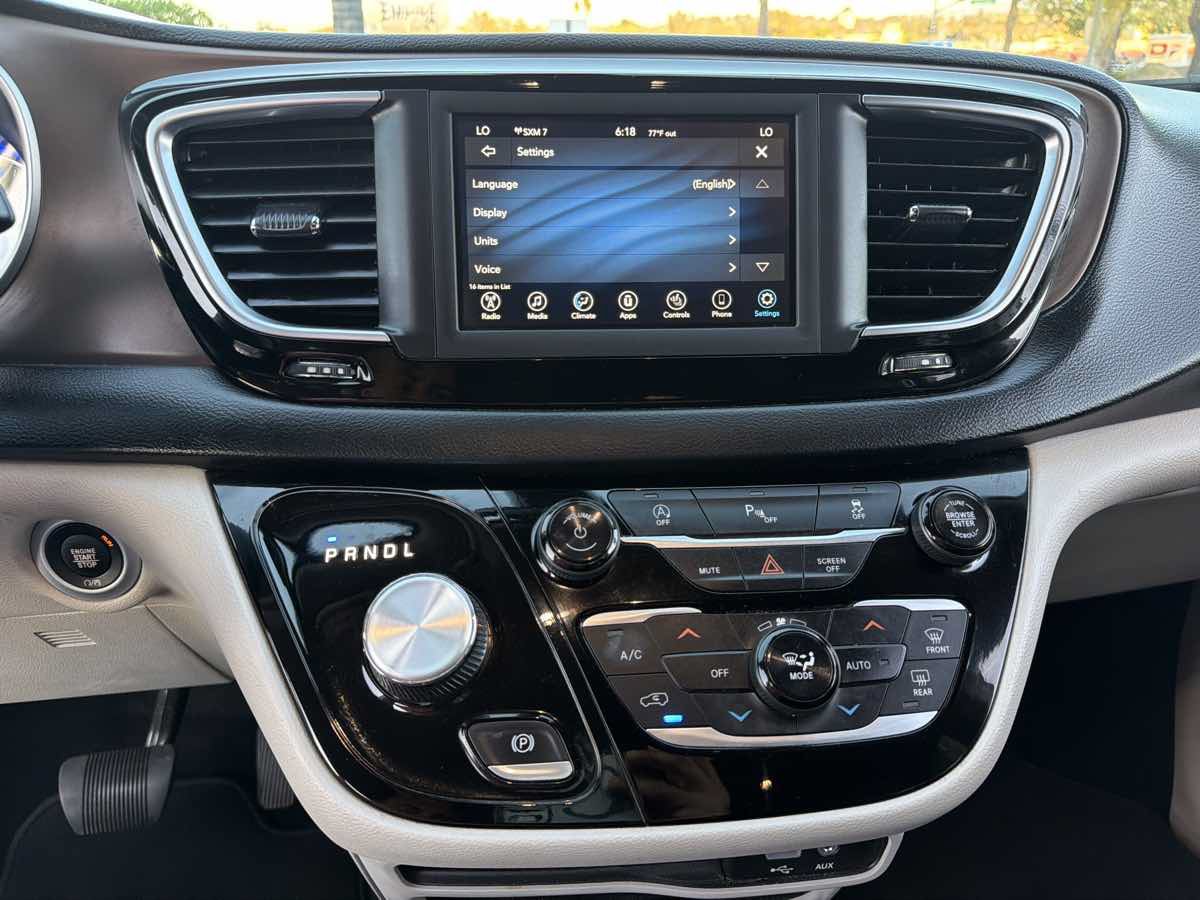 Used 2019 Chrysler Pacifica Touring-L FWD image 27