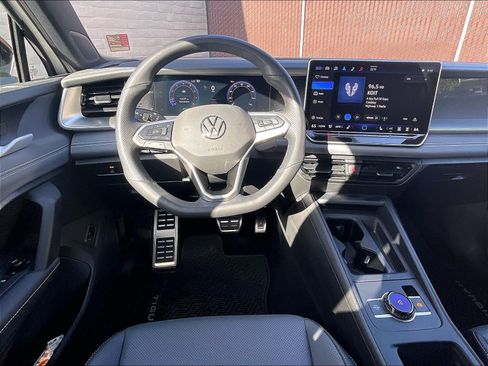 Certified 2025 Volkswagen Tiguan SE R-Line AWD/4WD image 4