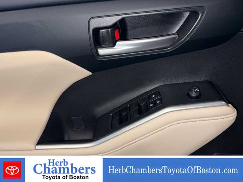 Used 2024 Toyota Highlander XLE AWD/4WD image 15