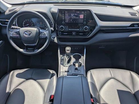 Used 2021 Toyota Highlander XLE FWD image 19