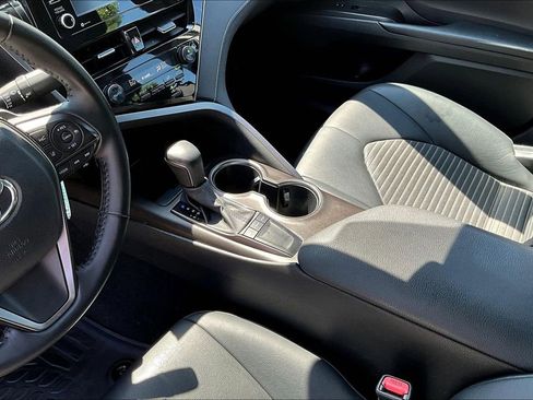Used 2022 Toyota Camry SE FWD image 17