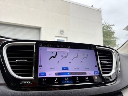 Used 2022 Chrysler Pacifica Touring-L image 26