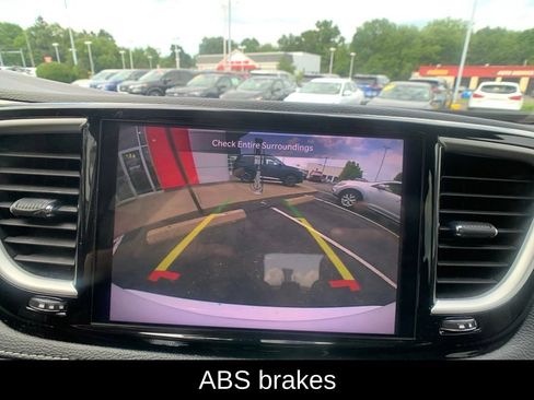 Used 2023 Chrysler Pacifica Touring-L FWD image 22