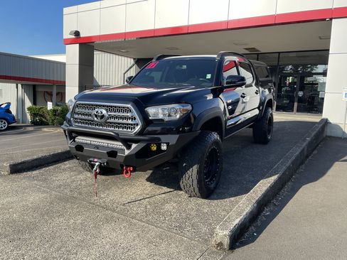 Certified 2017 Toyota Tacoma TRD Off-Road AWD/4WD image 3