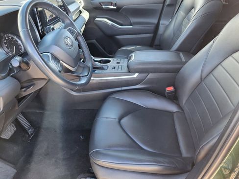 Used 2024 Toyota Highlander XLE image 16