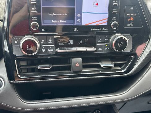 Used 2021 Toyota Highlander XSE FWD image 13