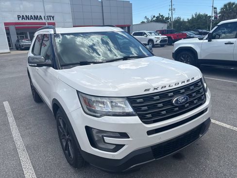 Used 2017 Ford Explorer XLT w/ Equipment Group 202A FWD image 11