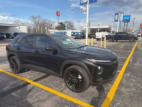 Used 2025 Chevrolet Trax ACTIV w/ Sunroof Package image 3