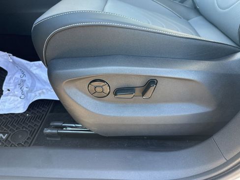 Certified 2025 Volkswagen Tiguan SE image 11