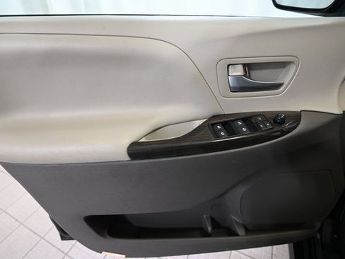 Used 2018 Toyota Sienna XLE Premium image 25