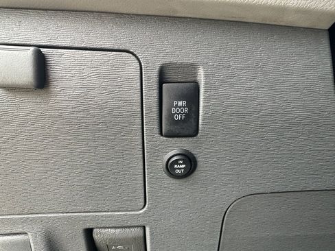 Used 2020 Toyota Sienna LE image 27