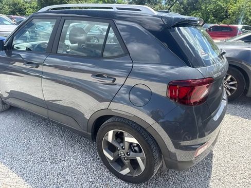 Used 2023 Hyundai Venue Limited FWD image 8