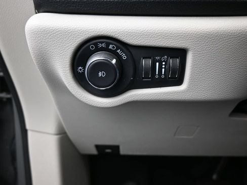 Used 2022 Chrysler Pacifica Touring-L FWD image 32
