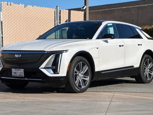 Certified 2024 Cadillac Lyriq Luxury AWD/4WD image 8