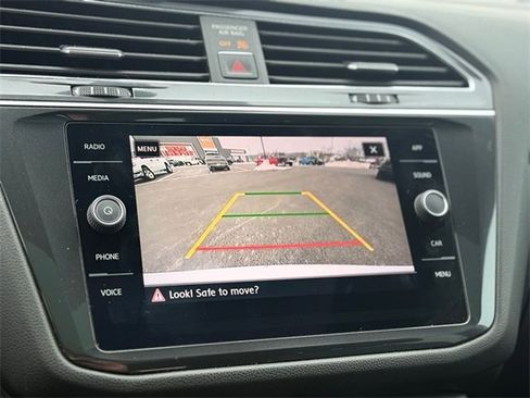 Used 2018 Volkswagen Tiguan SE w/ Panoramic Sunroof Package image 17